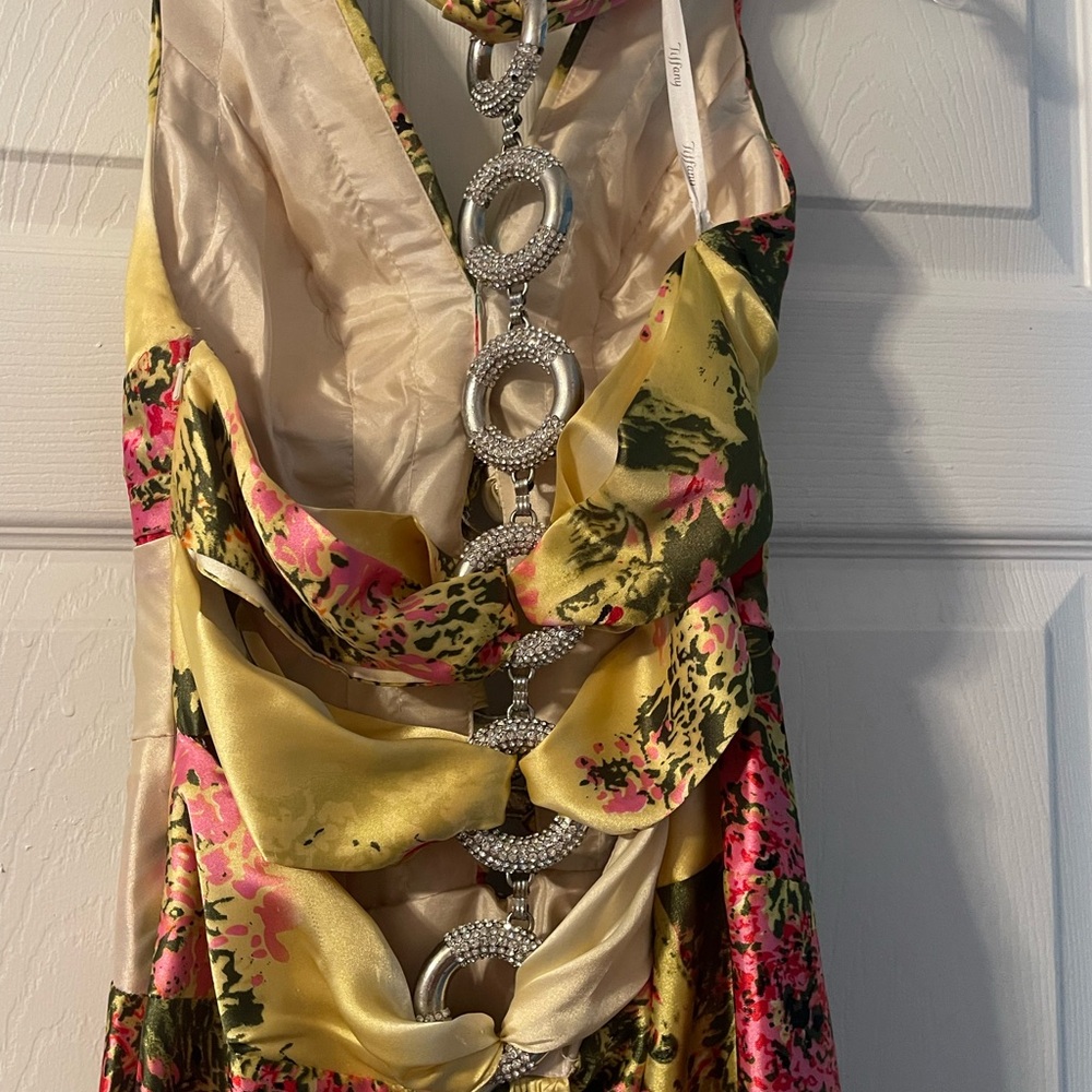 Beautiful Dress - Picture 3 of 7